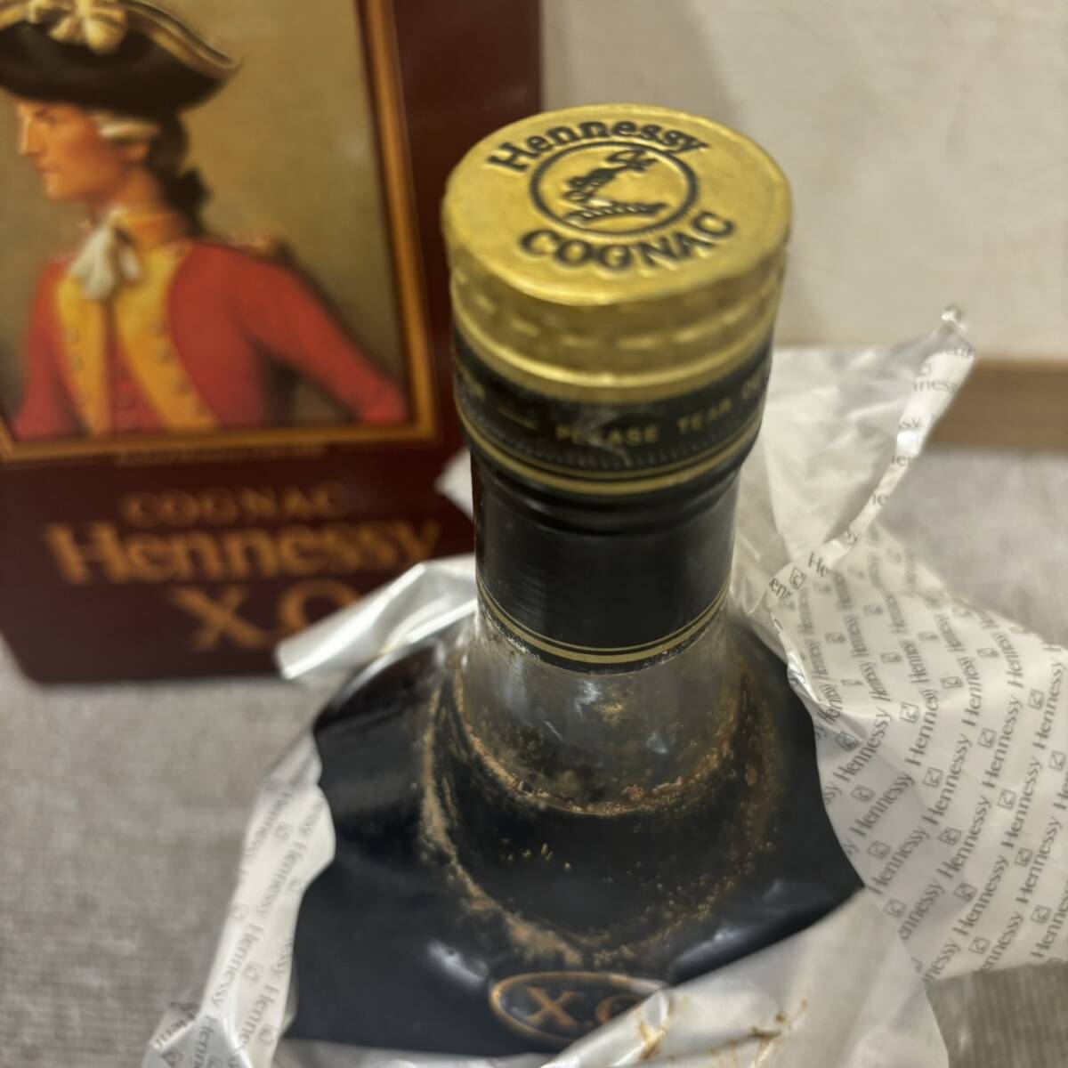 【MYT-3236】 未開栓 Hennessy ヘネシー XO 金キャップ クリアボトル 40% 700ml 液面低下、ラベル汚れ有 保管品 ブランデー お酒 写真参照_画像4