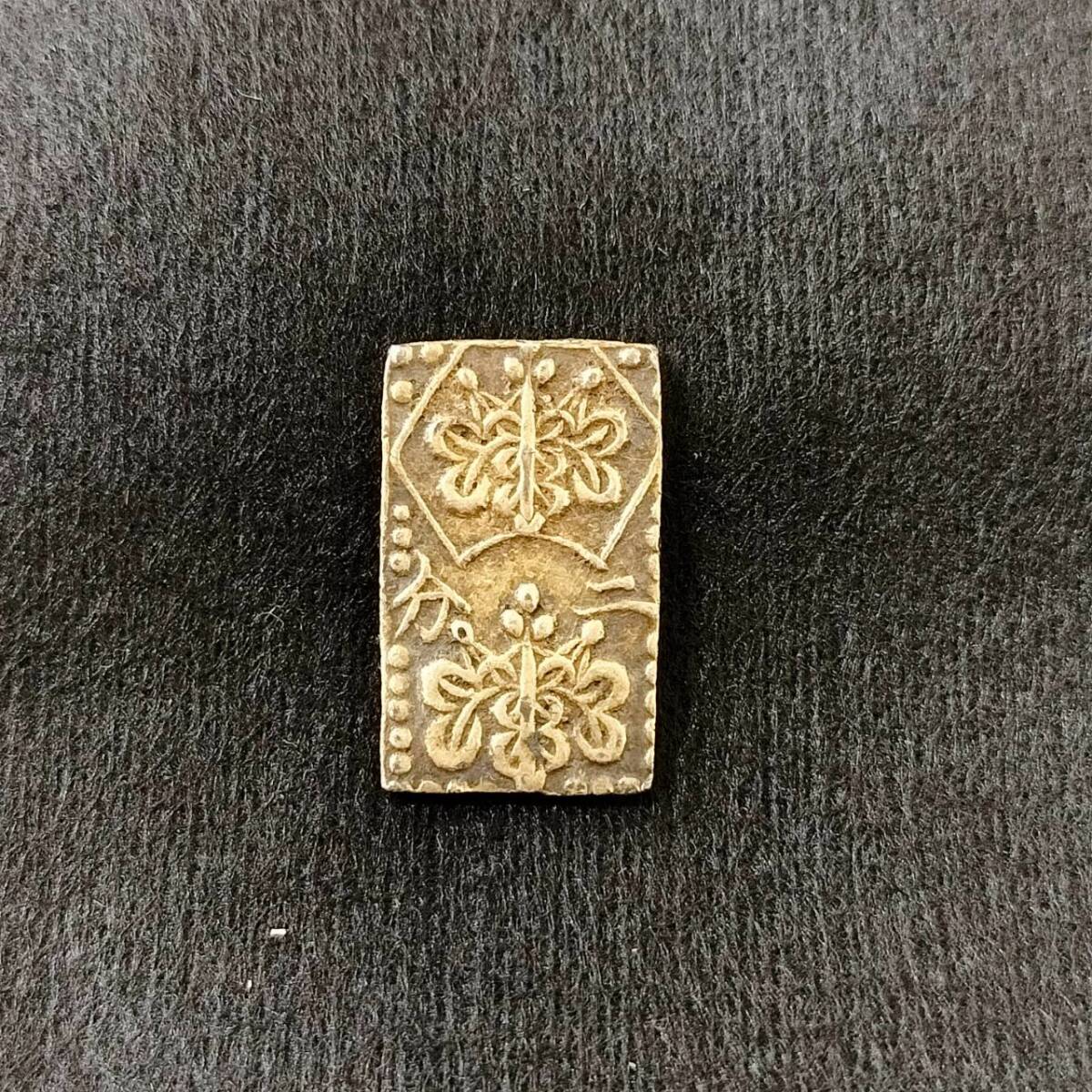 【IK-24365】1円～ 明治二分判金 3.1g 金223/銀777 止メ分 古銭 コイン アンティーク ゴールド シルバー 合金 歴史_画像2