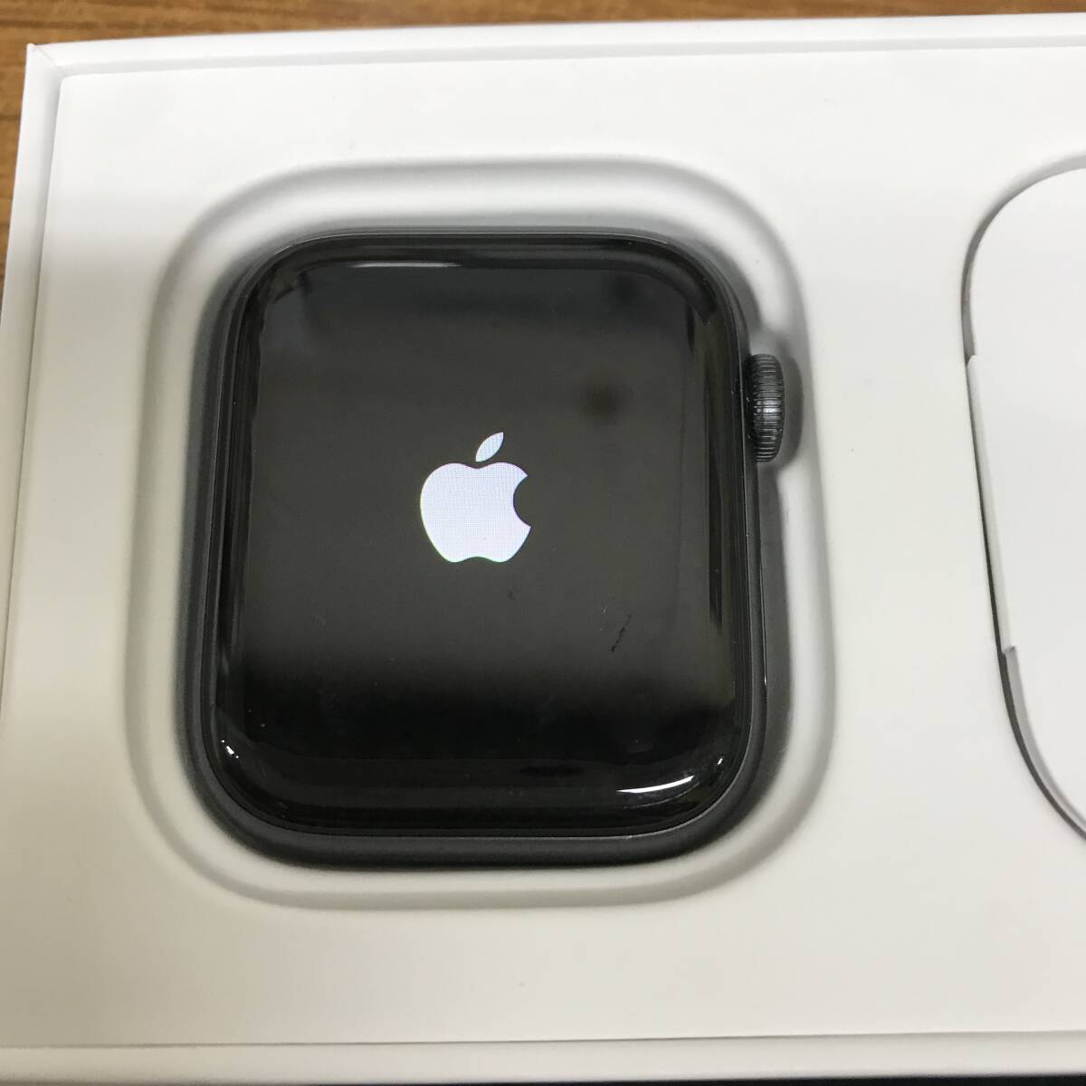 sx401 送料無料！臭い有り 動作品 Apple Watch シリーズ6 Space Gray Aluminum Case 44mm MG2E3J/A A2376 ブラックスポーツバンド_画像2