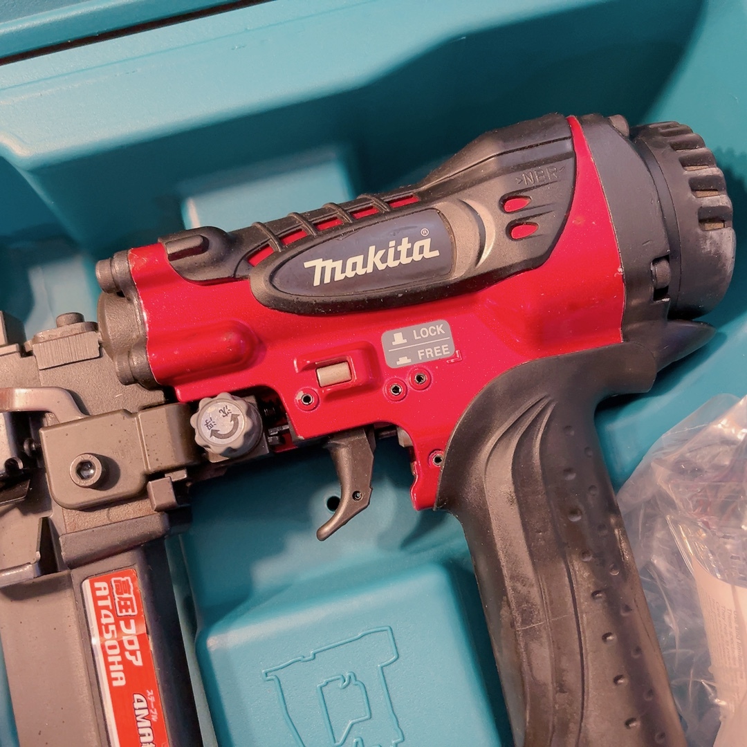 【7日保証・整備済】消耗部品多数交換♪ マキタ makita 高圧 4mm フロアタッカ AT450HA ケース付き 動作良好！_画像2