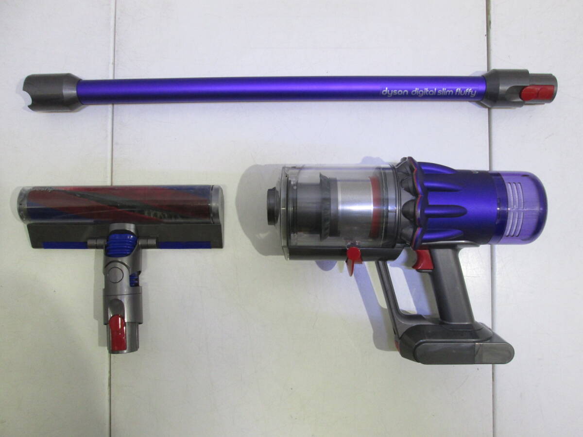 YK240326 dyson ダイソン digital slim fluffy SV18 コードレス スティッククリーナー 掃除機 サイクロン スタンド付の画像3