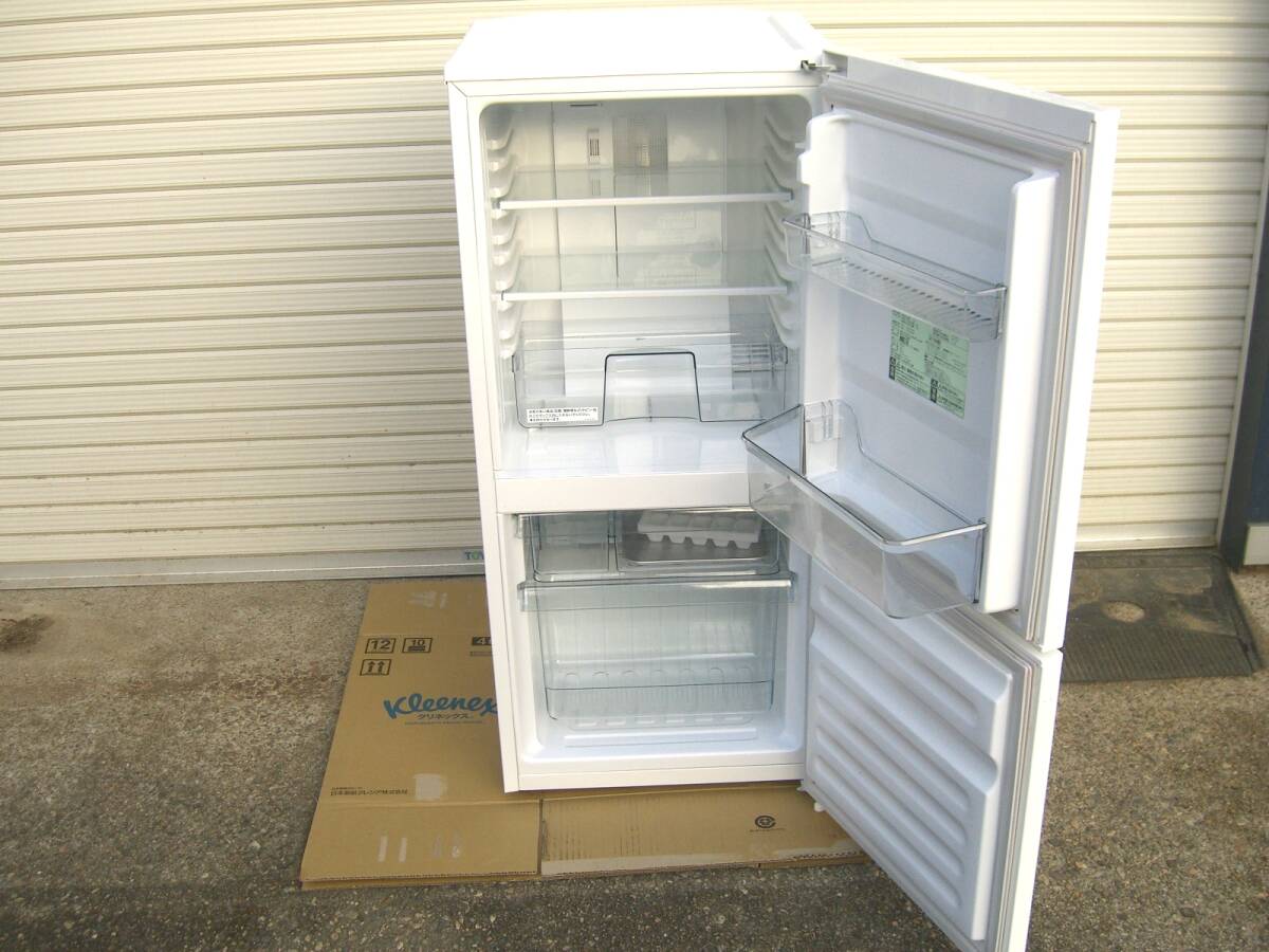 美品 富山 引取り限定 TWINBIRD/ツインバード 冷凍冷蔵庫 HR-E911 110L 2ドア 霜取り不要 冷凍室2段引出式 耐熱100℃天板_画像2