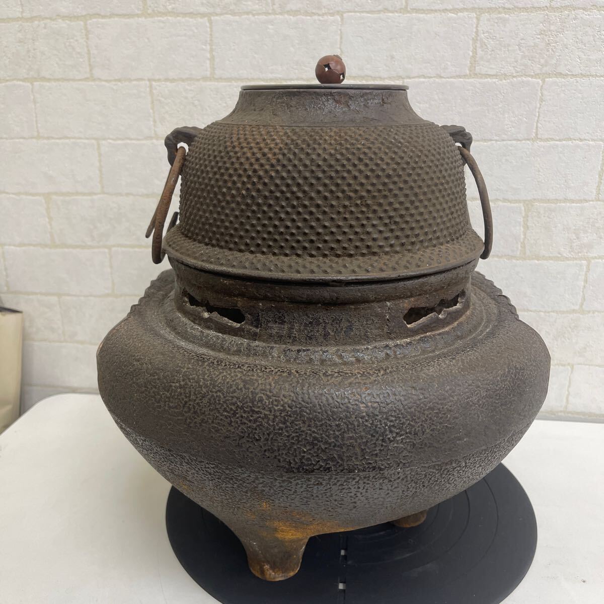 B308 19. 茶道具 茶釜 風炉釜 鉄製 茶器 鉄瓶 鉄釜 金属工芸 骨董品 昭和　アンティーク 蓋頭傾きあり_画像3