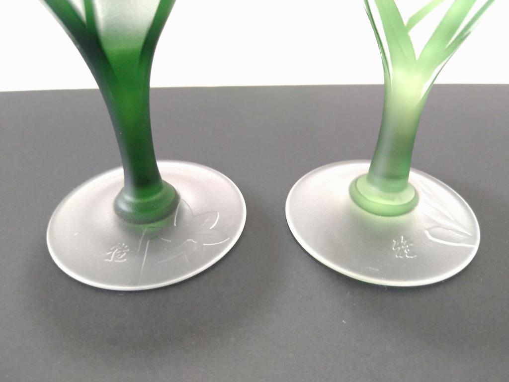 B60　リキュールグラス　彫刻グラス　砂彫刻　水仙　菖蒲　緑　雅　工芸グラス　２個セット_画像3