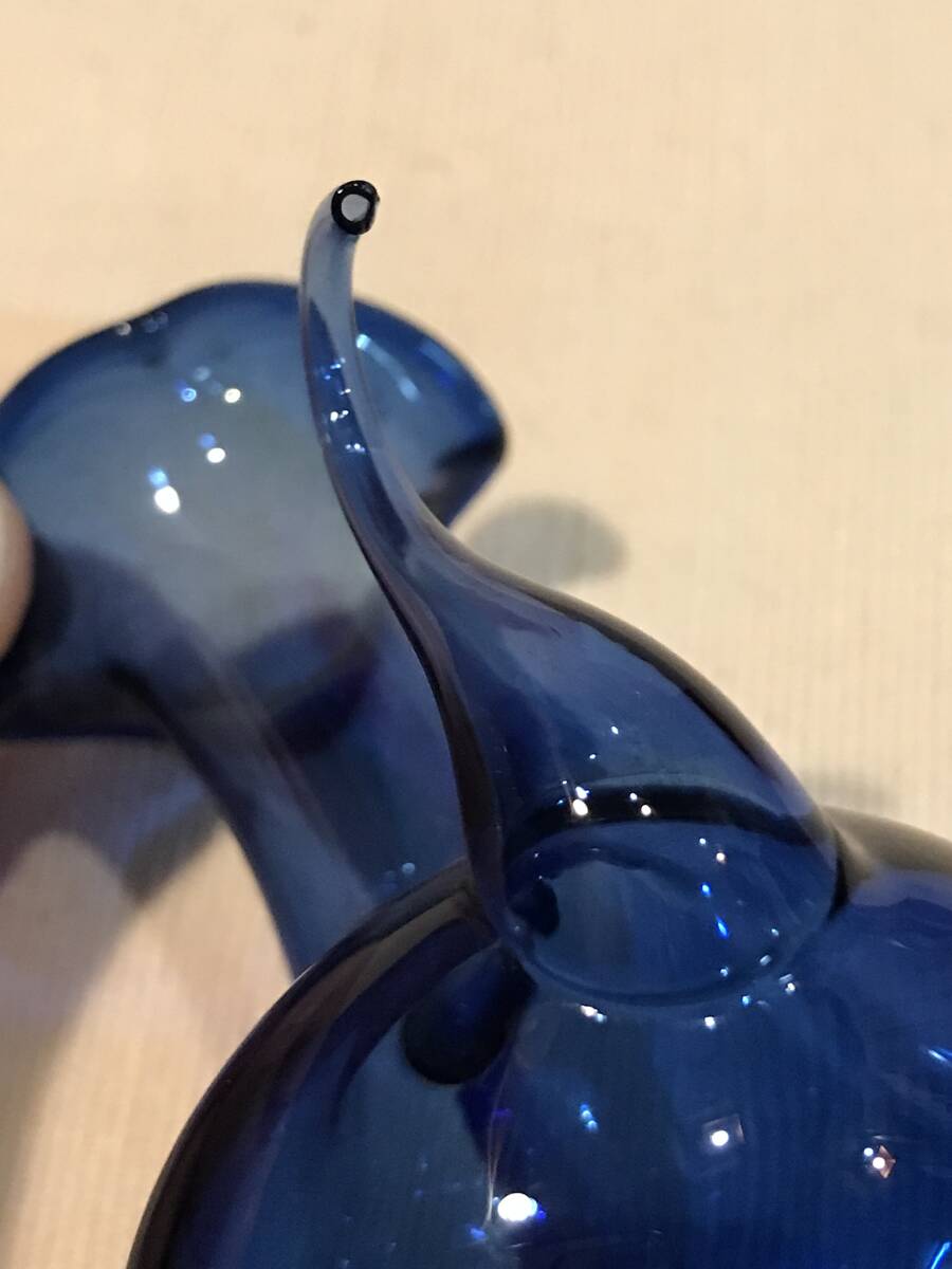 A7528●ガラス細工 美しいブルー 水差しボトル とても繊細な作り ハンドメイド 約9×5.5×h11㎝(11.7㎝蓋含む) 気泡や小キズなどあり_画像4