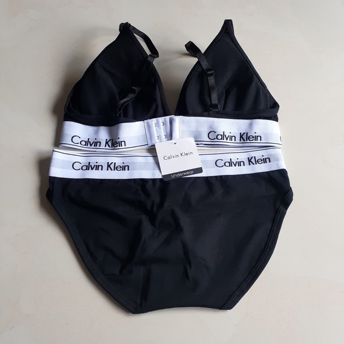 Mサイズ　新品未使用 カルバンクライン　ブラ&ショーツセット　上下セット　グレーとブラックセット　下着 Calvin klein CK_画像5