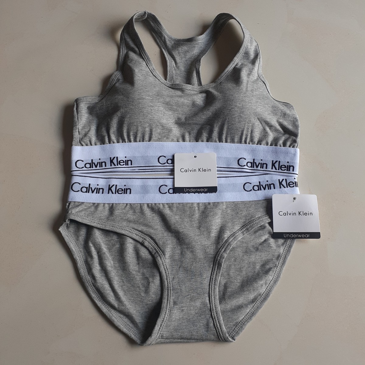 Mサイズ　新品 未使用 カルバンクライン　スポーツブラセット　上下セット　グレー　下着 Calvin klein CK_画像2