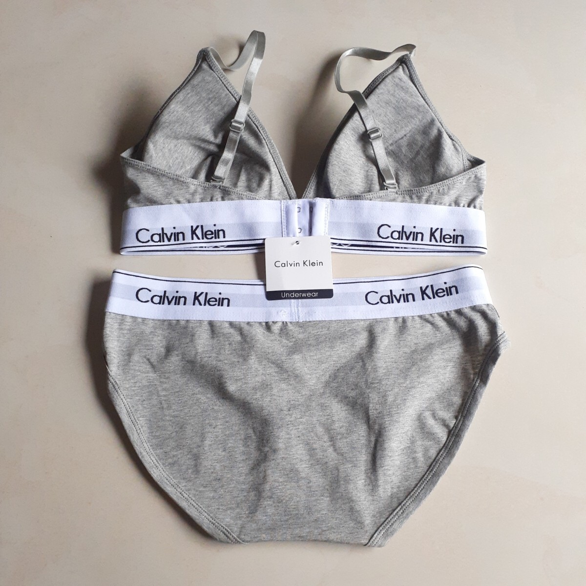 新品 Sサイズ　カルバンクライン　ブラ&ショーツセット　上下セット　グレーとブラックセット　下着 Calvin klein CK _画像3