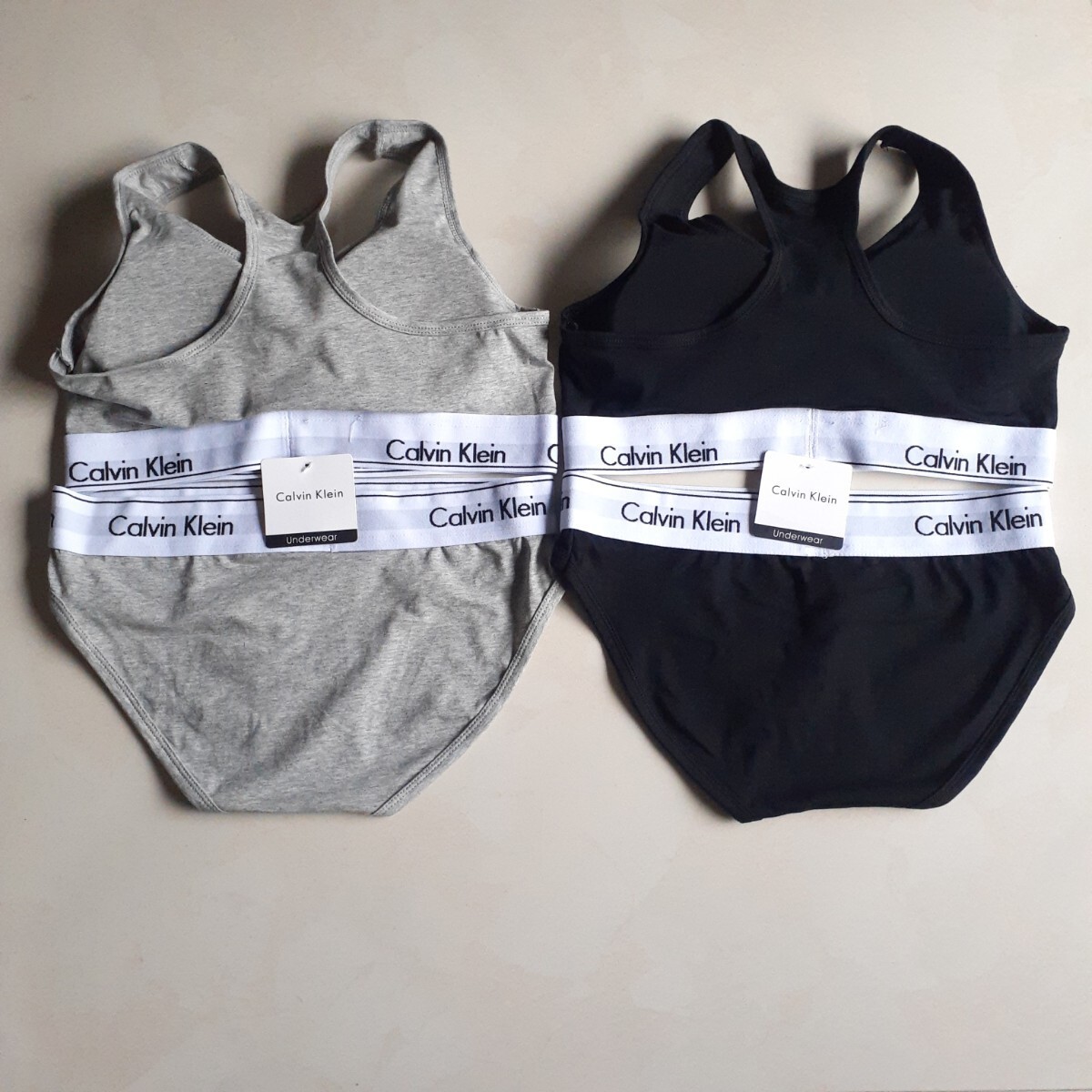 新品 Sサイズ　カルバンクライン　ブラ&ショーツセット　上下セット　グレーとブラックセット　下着 Calvin klein 未使用_画像2