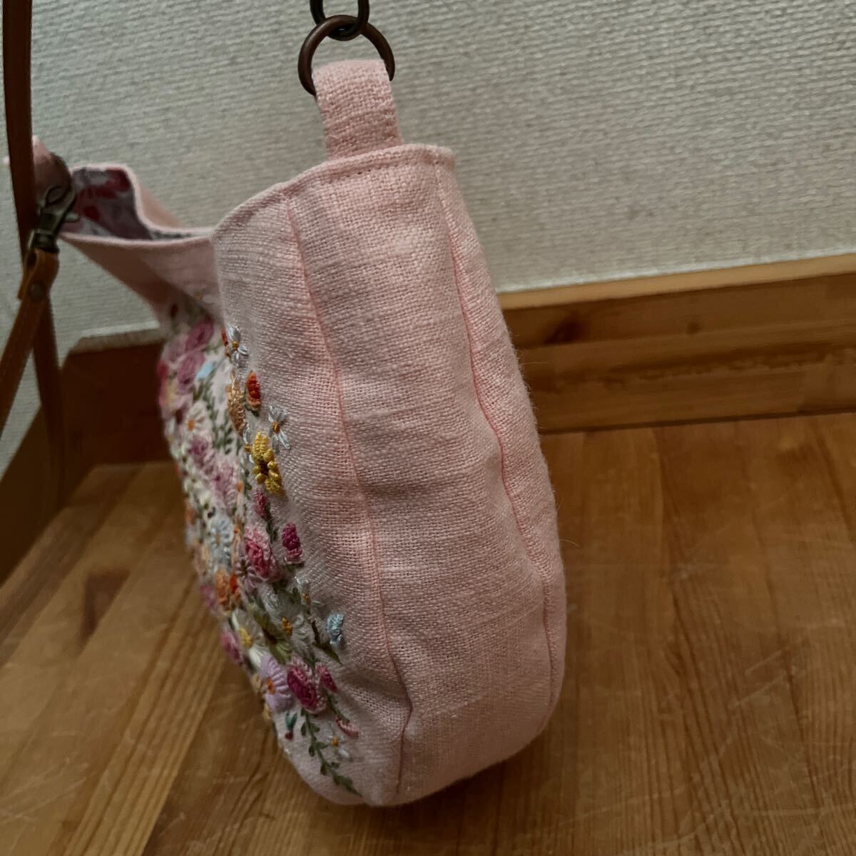 ポシェット　ショルダーバッグ☆リネン（麻）ピンク　たくさんの花の手刺繍☆ハンドメイド_画像5