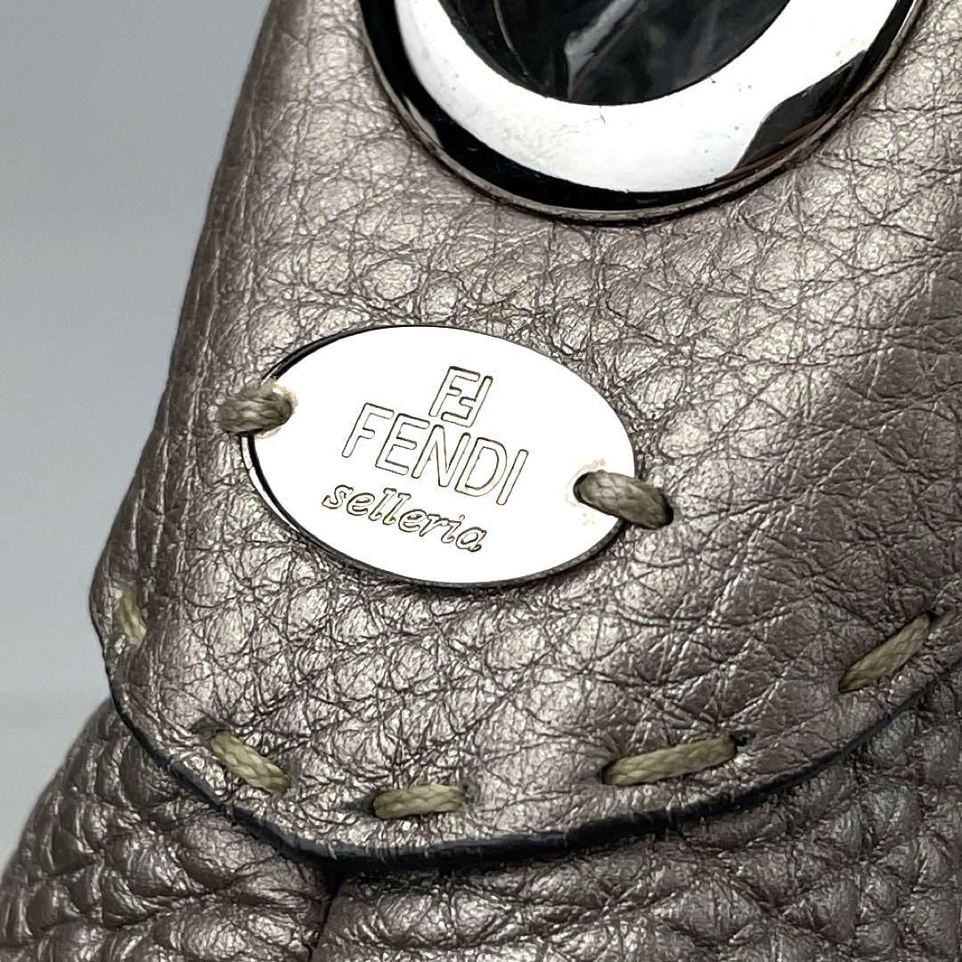 美品■FENDI フェンディ Selleria セレリア ショルダーバッグ ハンドステッチ プレートロゴ金具 シボ革 シルバーグレー ペルトロ 8BT146の画像3