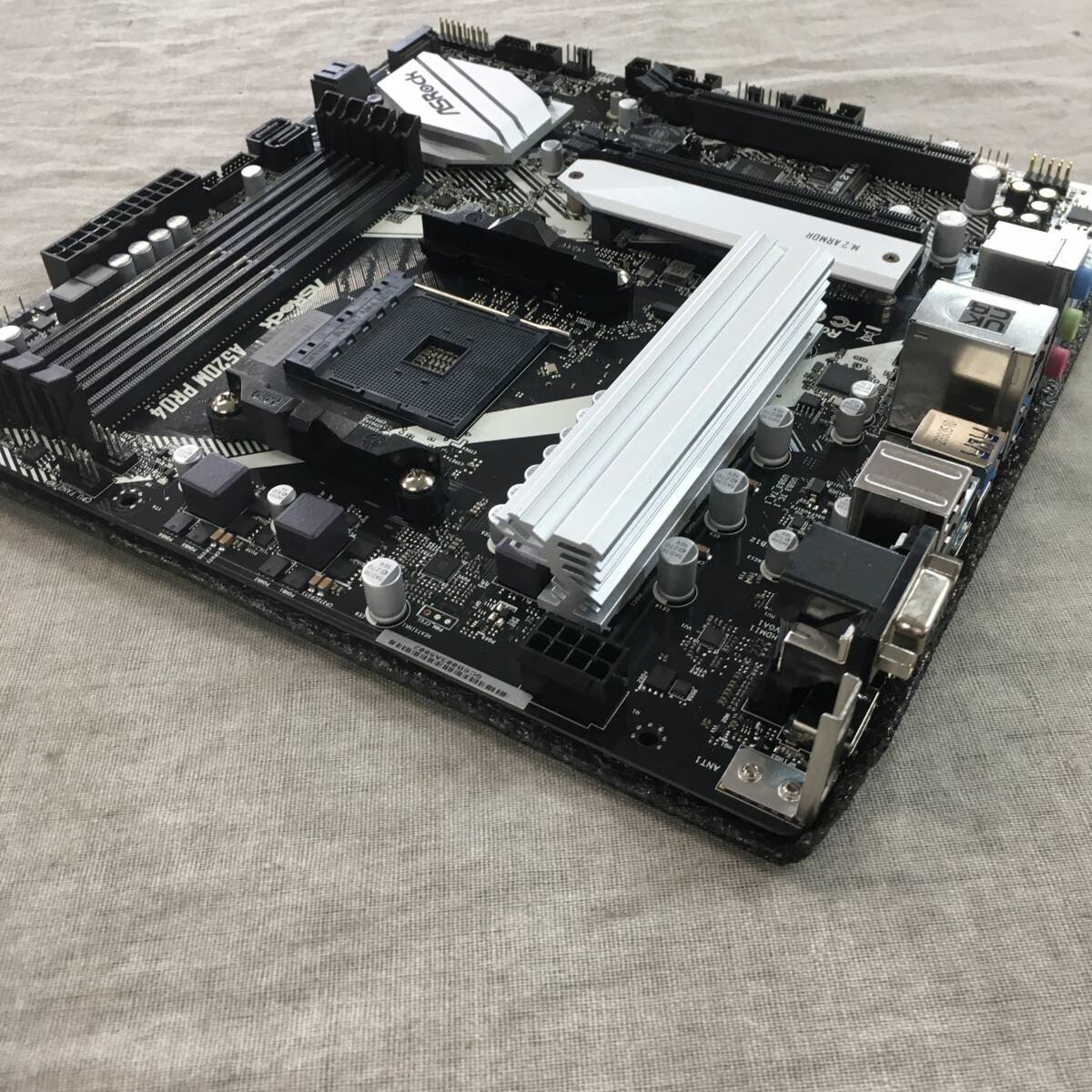 現状品 ASRock AMD Ryzen 3000/4000シリーズ(Soket AM4)対応 A520チップセット搭載 Micro ATX マザーボード A520M Pro4_画像4