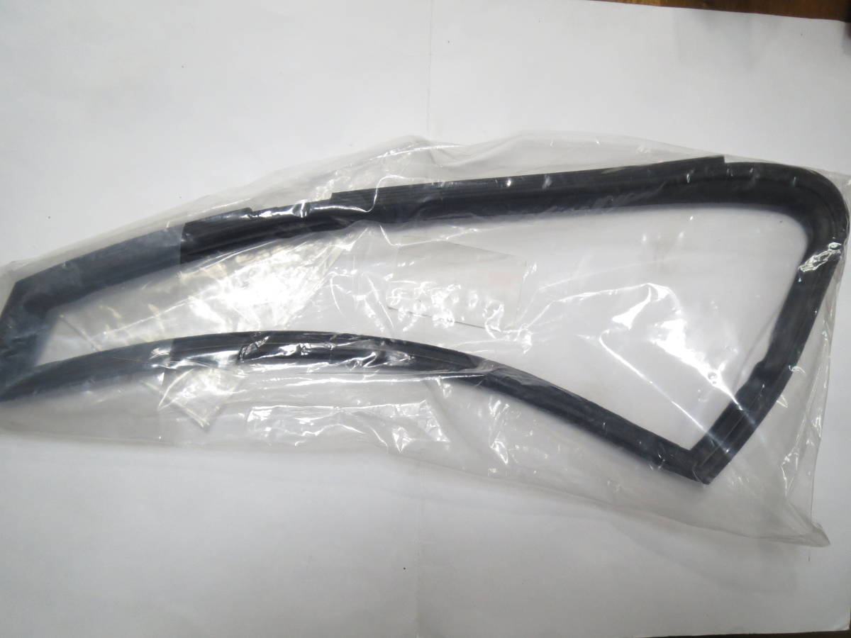  triangle window. rubber * Isuzu 117 coupe * for driver`s seat * new goods *PA95 PA96