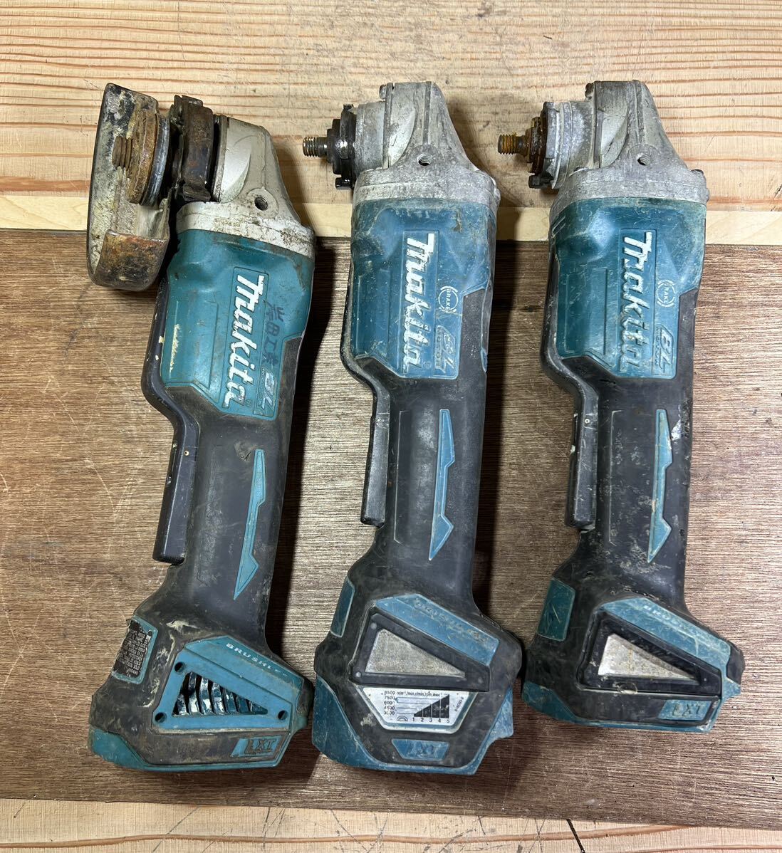 P0306-7 makita マキタ 充電式 18V ディスクグラインダ GA418D/ GA408D/ XAG06 3点まとめ 本体のみ 通電可 現状品 ＊ジャンク_画像1