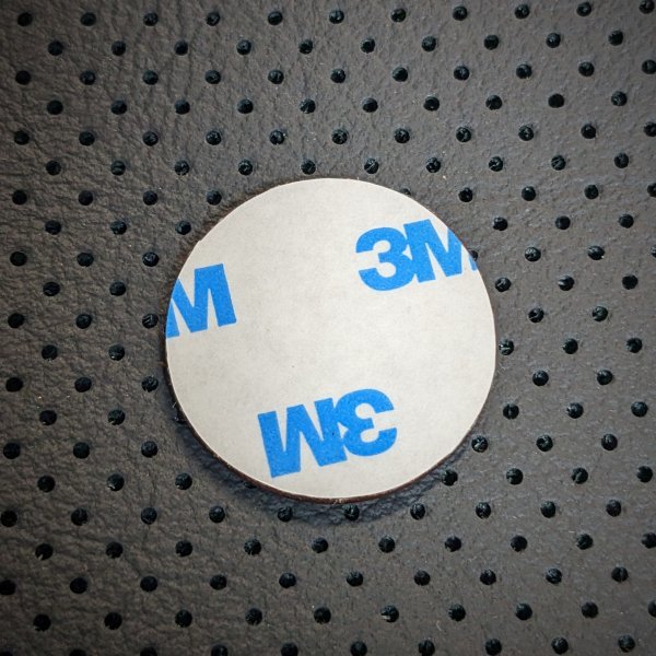 本革　ヌメ革の6速（右下R）シフトパターンプレート　丸型　直径25ｍｍ　6RRB25　　_3Mの強力テープで簡単貼付