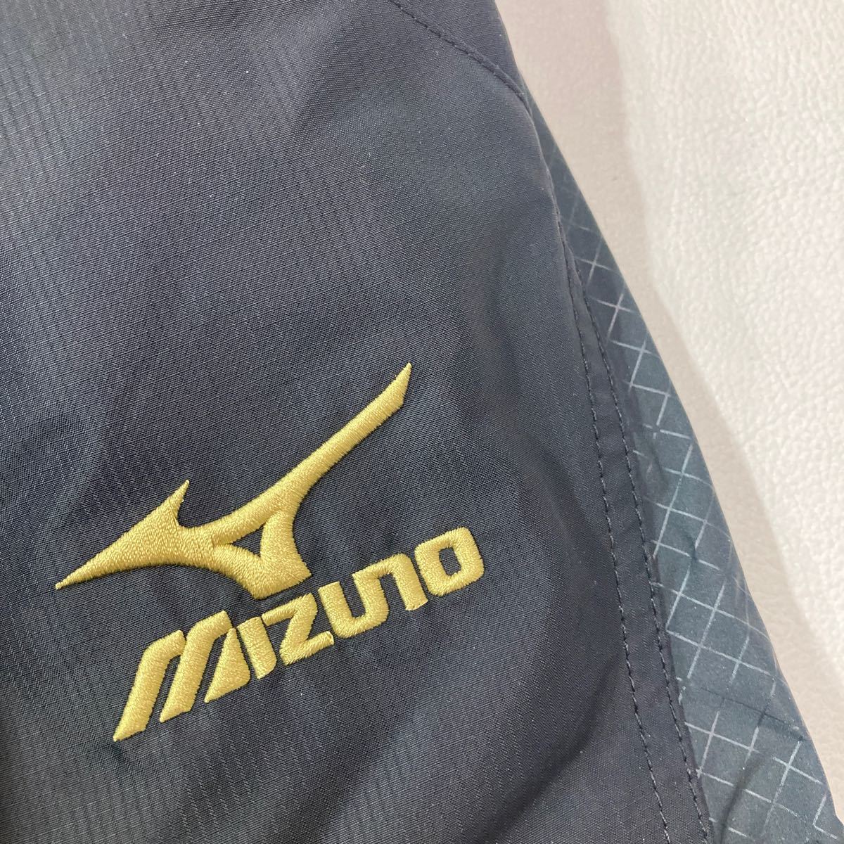 302 MIZUNO ミズノ ウォームアップパンツ サイズO 黒金 スポーツ トレーニング 中綿 ブラック ゴールド 保温 ロゴ刺繍 裾ジップ 40305AL_画像4