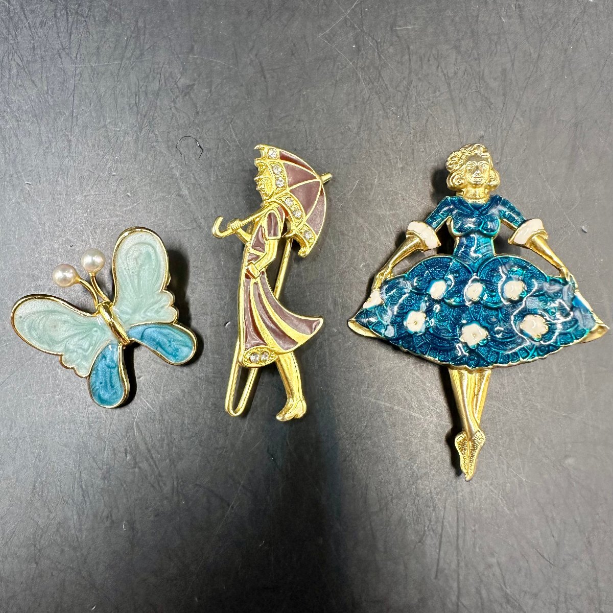 q512 ヴィンテージ ブローチ コサージュ アクセサリーゴールドカラー 蝶々 天使 少女など ユニークブローチ 海外製の画像3
