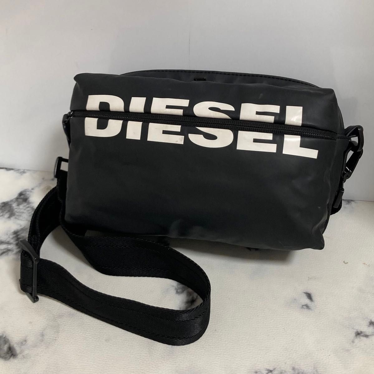 美品 DIESEL ディーゼル ロゴ ショルダーバッグ クロスボディ 美品 DIESEL ディーゼル ロゴ ショルダーバッグ クロスボディ