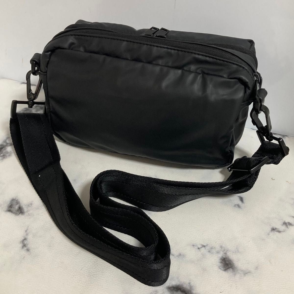 美品 DIESEL ディーゼル ロゴ ショルダーバッグ クロスボディ 美品 DIESEL ディーゼル ロゴ ショルダーバッグ クロスボディ
