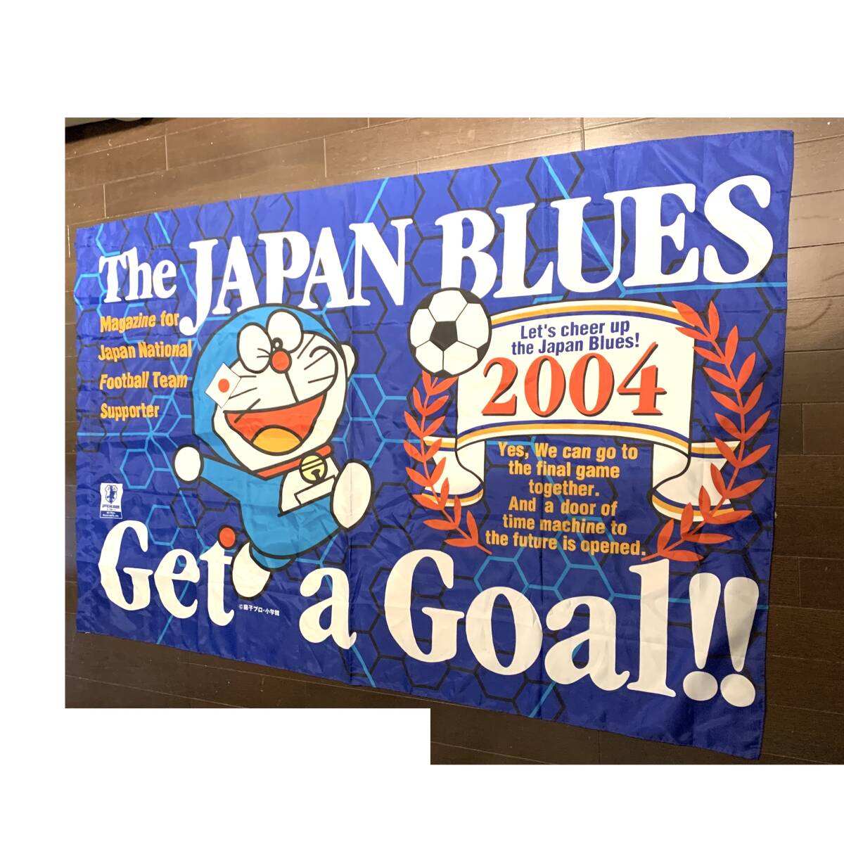 ドラえもん フラッグ 2004 日本代表 サッカーチームサポーター ワールドカップサッカー 応援フラッグ 旗 JFA 非売品 布 生地_画像1
