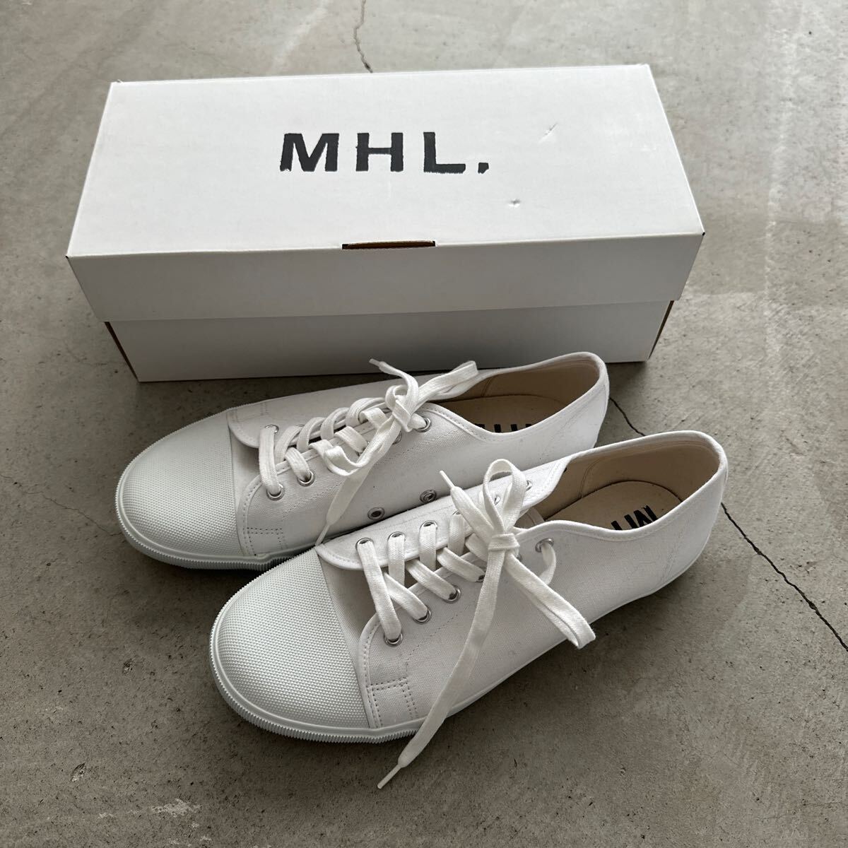 新品未使用箱付き☆MHL,マーガレットハウエル☆スニーカー☆白サイズ27☆日本製_画像1