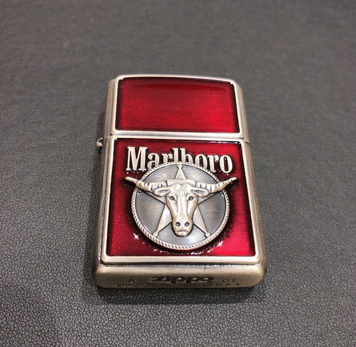 【5NT知02007B】★マルボロ★レッドコレクション★ZIPPO★ジッポ★ロングホーン★牛★2001年★Marlboro★未使用品★箱付き★火花確認済★の画像1