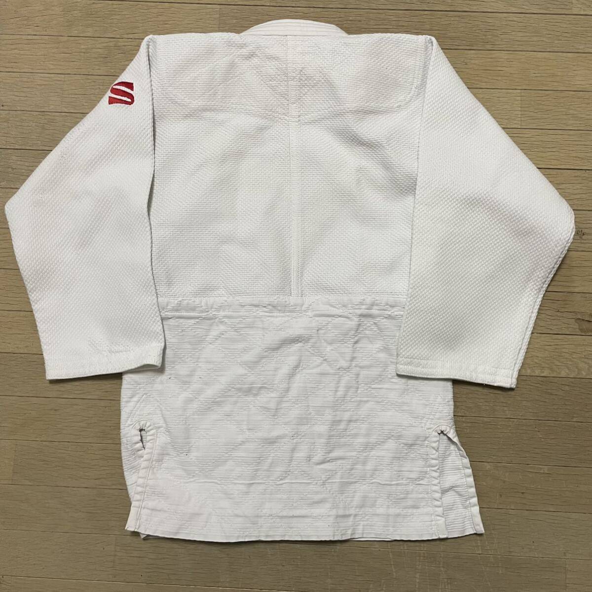 【中古】KUSAKURA クザクラ IJF 白 柔道衣 上衣のみ 選手用 Y体 2Y 柔道着 ホワイト IJF・全日本柔道連盟認定 新規格 防縮加工済 _画像4