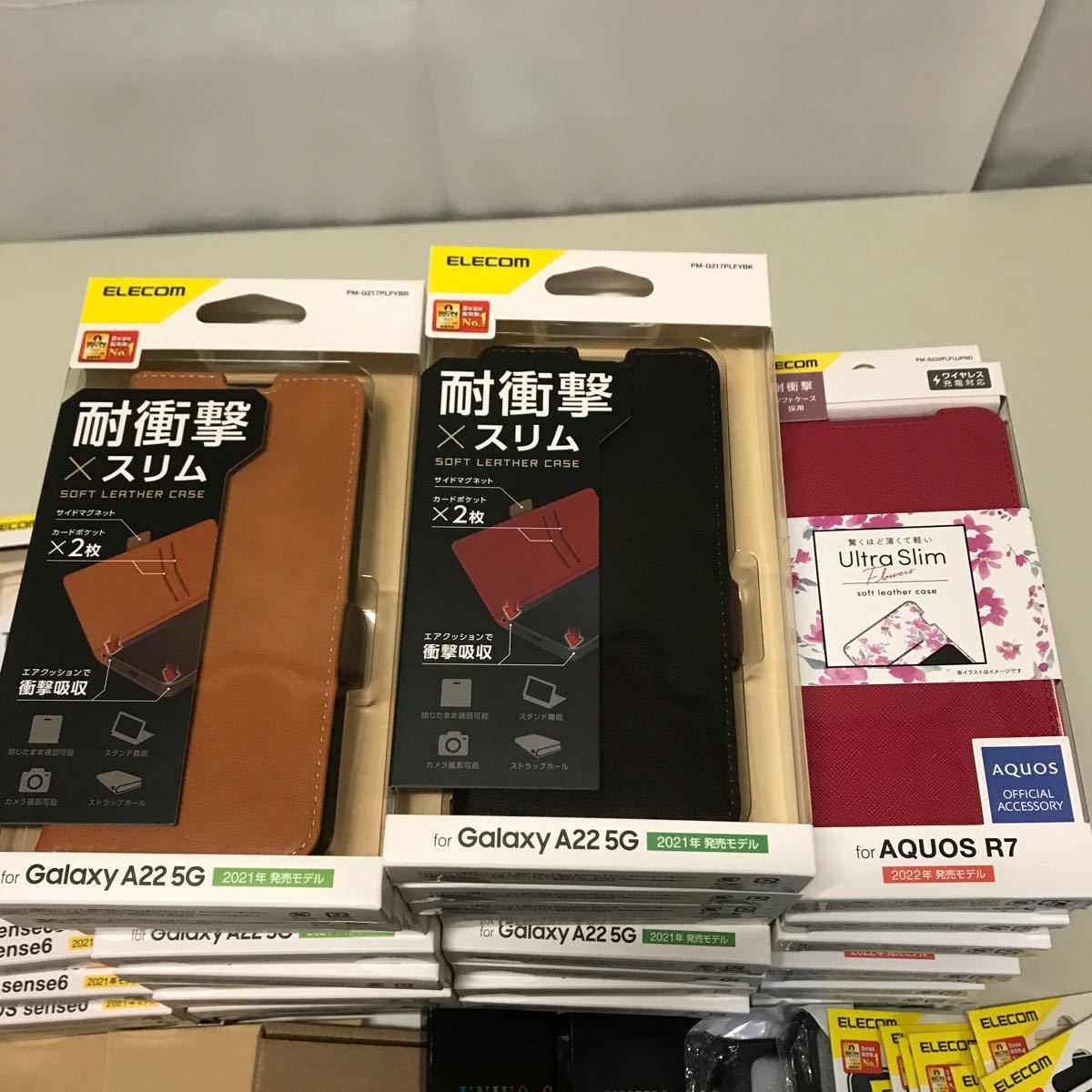 未使用品　スマホケース　フィルム等　まとめ売りセット　約80点　ゆうパック120サイズ　Xperia AQUOS ソフトケース　手帳型ケース_画像3