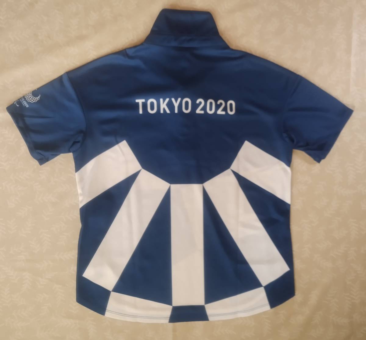 美品！　アシックス　/ 東京2020 / CityCast　半袖シャツ　サイズ２ＸＳ　やや光沢 ブルー/ホワイト　ストレッチ　しなやか　速乾薄手生地_画像2