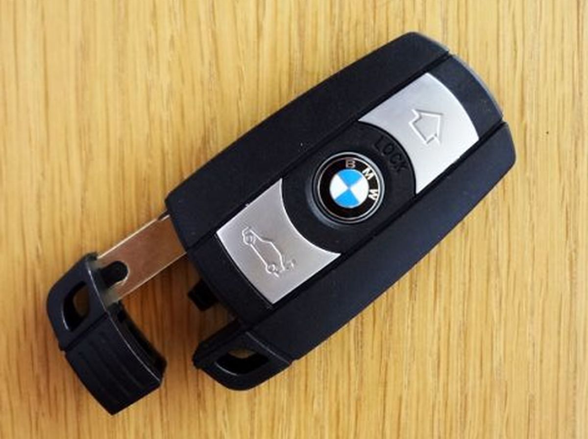 即決 即納 新品 BMW ロゴ付き ブランクキー イモビ対応 キー カバー 鉄芯付き E70 E89 E82 E90 E92 E60 E65 F01 F02 F04 1/3/5/7 X5 Z4_画像1