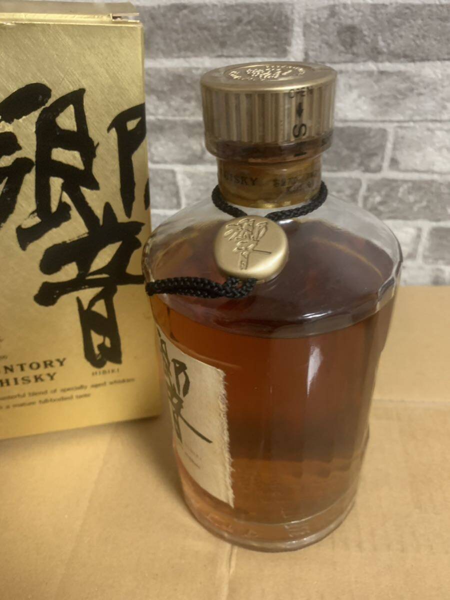 SUNTORY WHISKY HIBIKI Suntory whisky . gold cap reverse side Gold label box attaching 