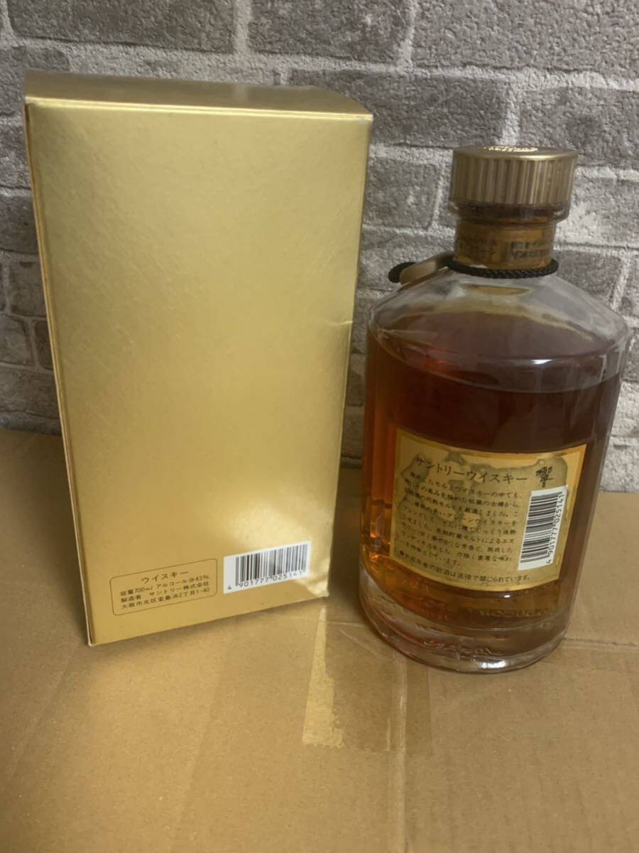 SUNTORY WHISKY HIBIKI Suntory whisky . gold cap reverse side Gold label box attaching 