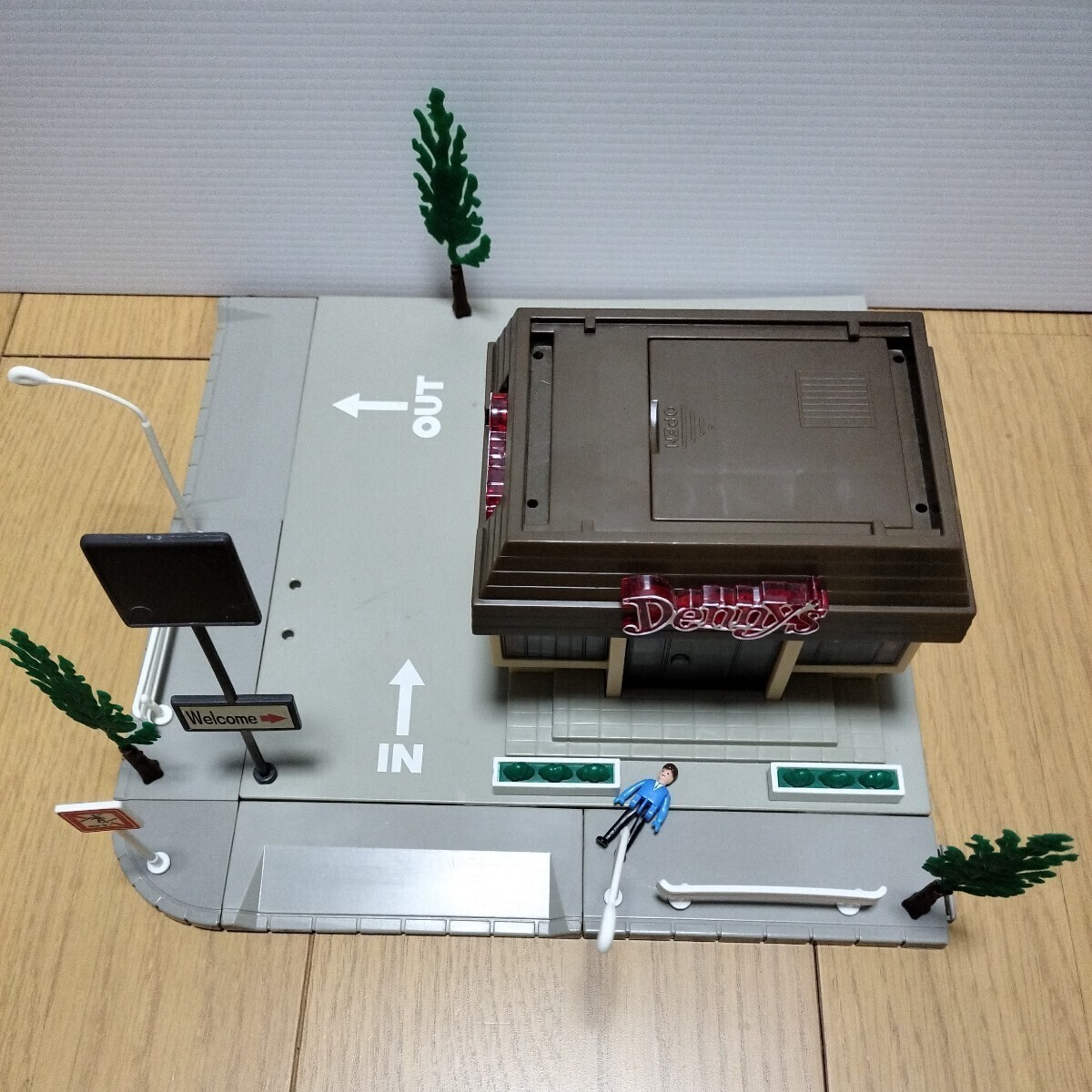 トミカタウン【デニーズ】※電池腐食跡あり　トミカ　プラキッズ　ファミレス_画像2