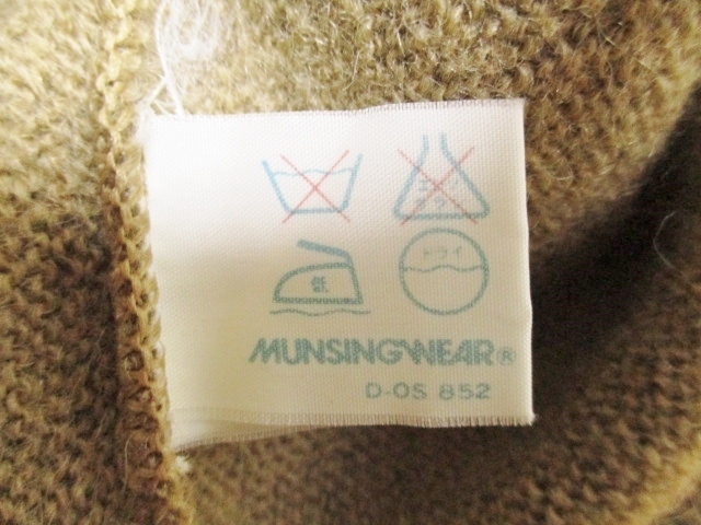 良品★マンシング Munsingwear★GrandSlam★ロゴ刺繍ウール１００％素材Vネック長袖セーター★S-M位★カーキベージュ_画像9