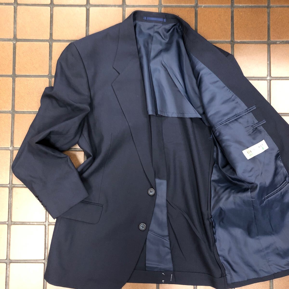 《お得スペア付き》新品★タグ付き高級HEMINGWAY byF-ONE 2つボタンスーツセットアップ　サイズAB4 濃紺NAVY スペア付き　サラサラ生地_画像4