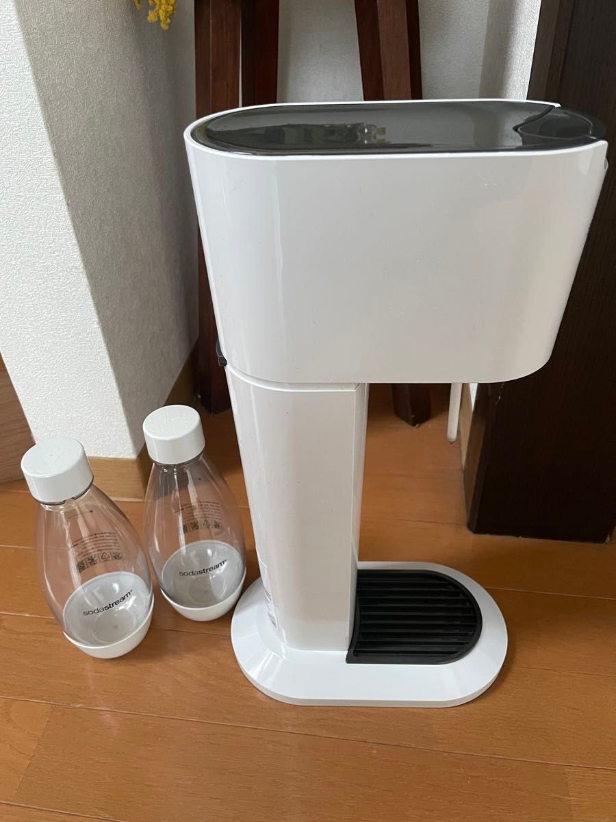 お値下げ！sodastream ソーダストリーム本体　ボトル2本セット　炭酸水　白