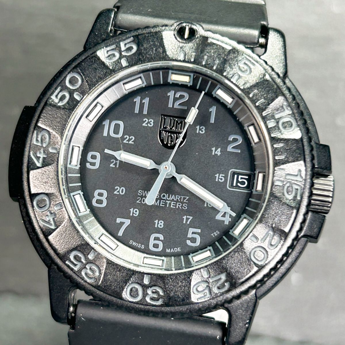 美品 LUMINOX ルミノックス ネイビーシールズ 3000／3900シリーズ 腕時計 クオーツ アナログ 3針 カレンダー カーボン 新品電池交換済みの画像2