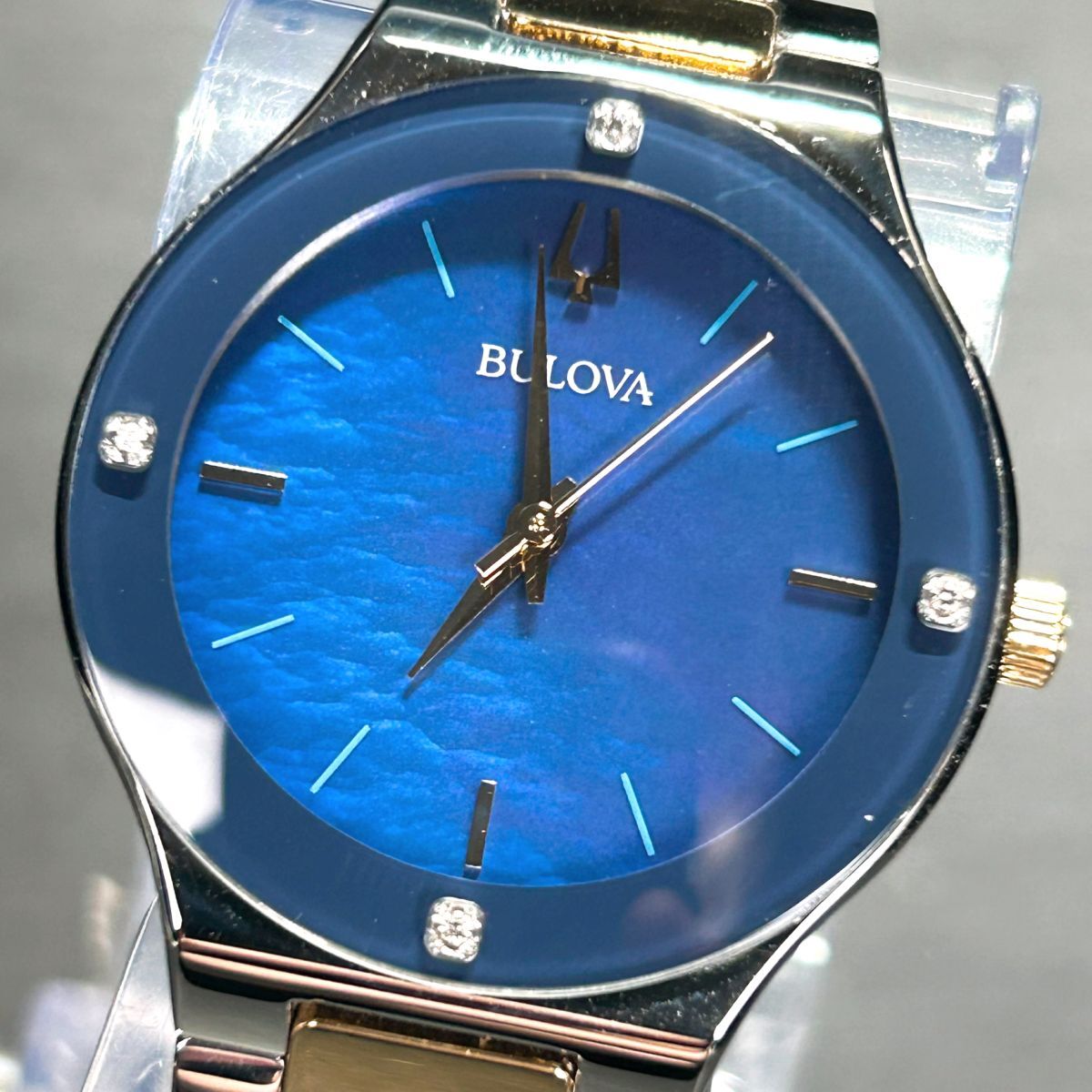 新品 Bulova ブローバ 98R273 腕時計 モダンクォーツ アナログ ステンレススチールダイヤモンド シルバートーン ブルー文字盤 ツートーン_画像2