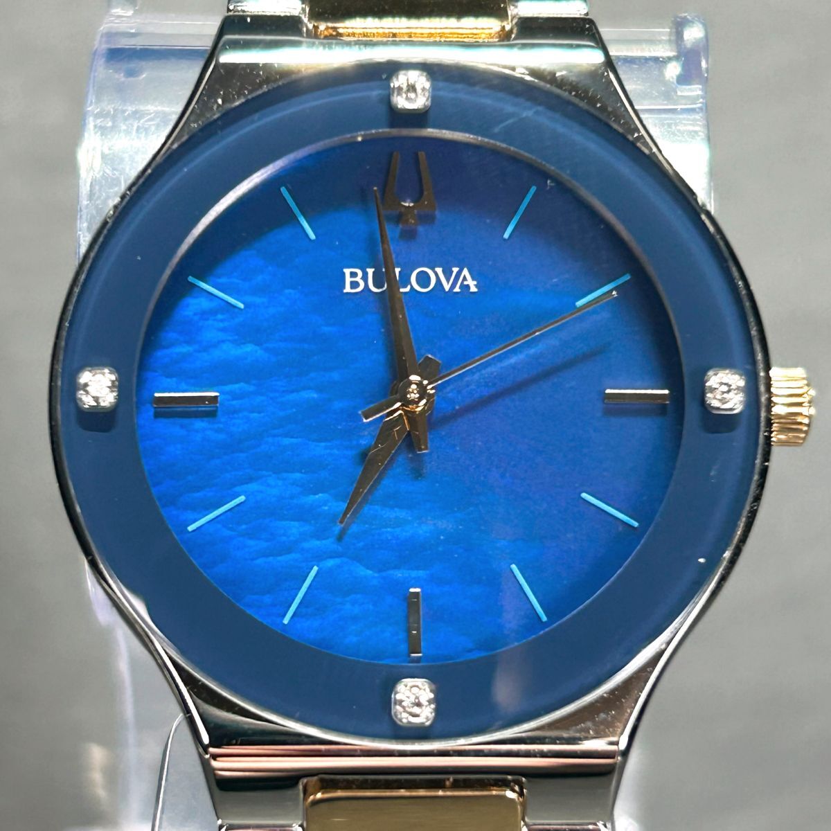 新品 Bulova ブローバ 98R273 腕時計 モダンクォーツ アナログ ステンレススチールダイヤモンド シルバートーン ブルー文字盤 ツートーン_画像3