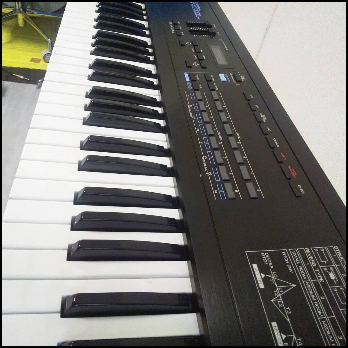 ●Roland ローランド LINEAR SYNTHESIZER ライナー シンセサイザー キーボード スタンド/専用ケース付き D-20 音出しOK 現状品●K2657の画像6