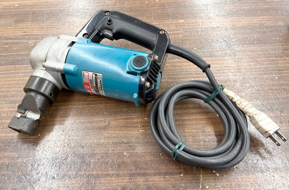 makita/マキタ 二ブラ JN3200 強力パワー 3.2mm厚鋼板も切断 ステンレス2.5mm 最小切断半径 内120mm 外128mm 幅215mm 3.4kg_画像1