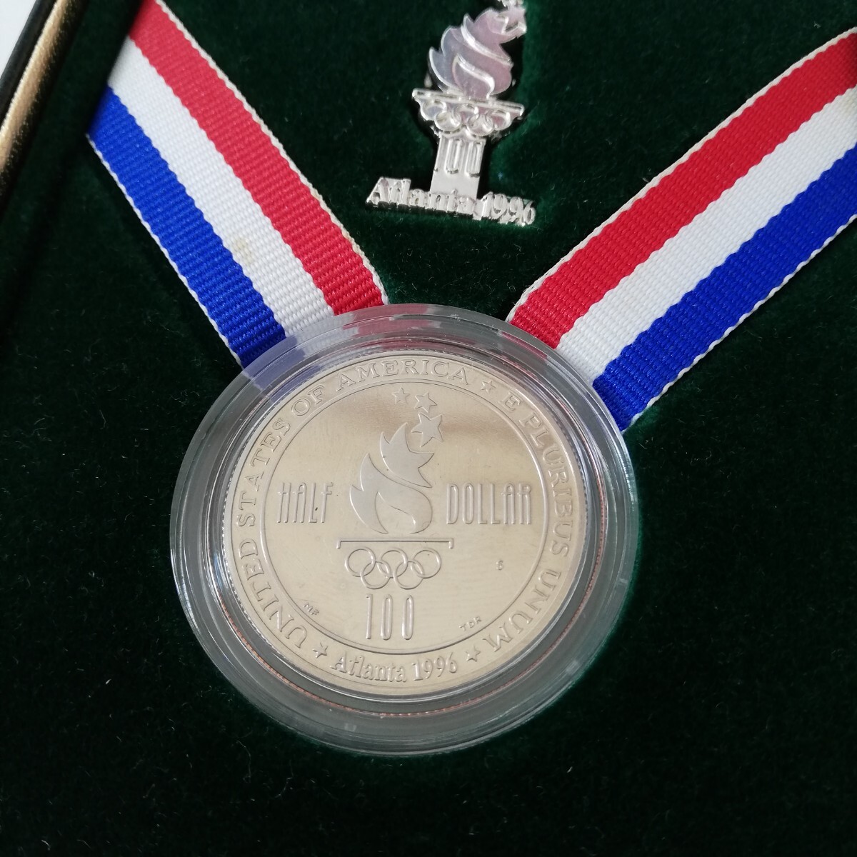 1996年 アトランタオリンピック 記念硬貨 リバティ コイン 50セント ハーフダラー アメリカ U.S.A HALF DOLLAR AMERICA 聖火ピンバッジ_画像3