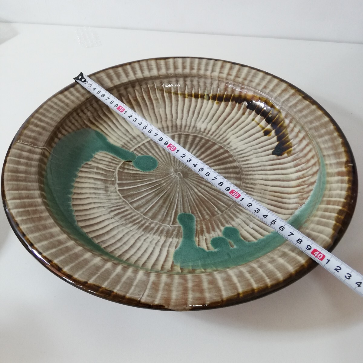 小石原焼 三彩刷毛目尺三寸皿 大皿 直径約40.5cm 未使用品 [陶器 焼物 ビンテージ ヤマサン ヤマイチ 在銘 裏印 小石原 日本美術 蔵出]_画像2