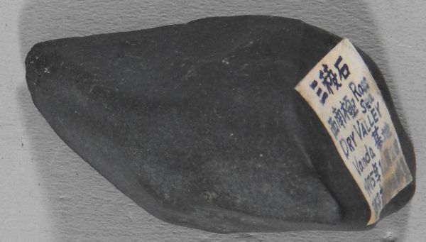 西南極産　三稜石　78ｇ　ドライ・バレー　1975年　岩石標本　原石　hg19_画像3