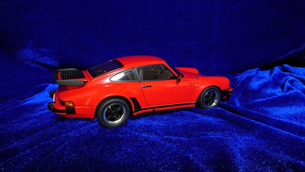 1/18 Autoart オートアート Porsche 911 TURBO 3.3 GUARDS RED 77982 ポルシェ 930 ターボ ガーズレッド 難有_画像5