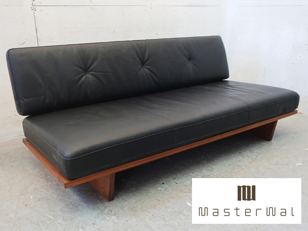 ■P344■展示品■マスターウォール■モアレス■ウォールナット■無垢材■黒本革■2人掛けソファ■ローソファ■北欧デザイン■高級■39.6万