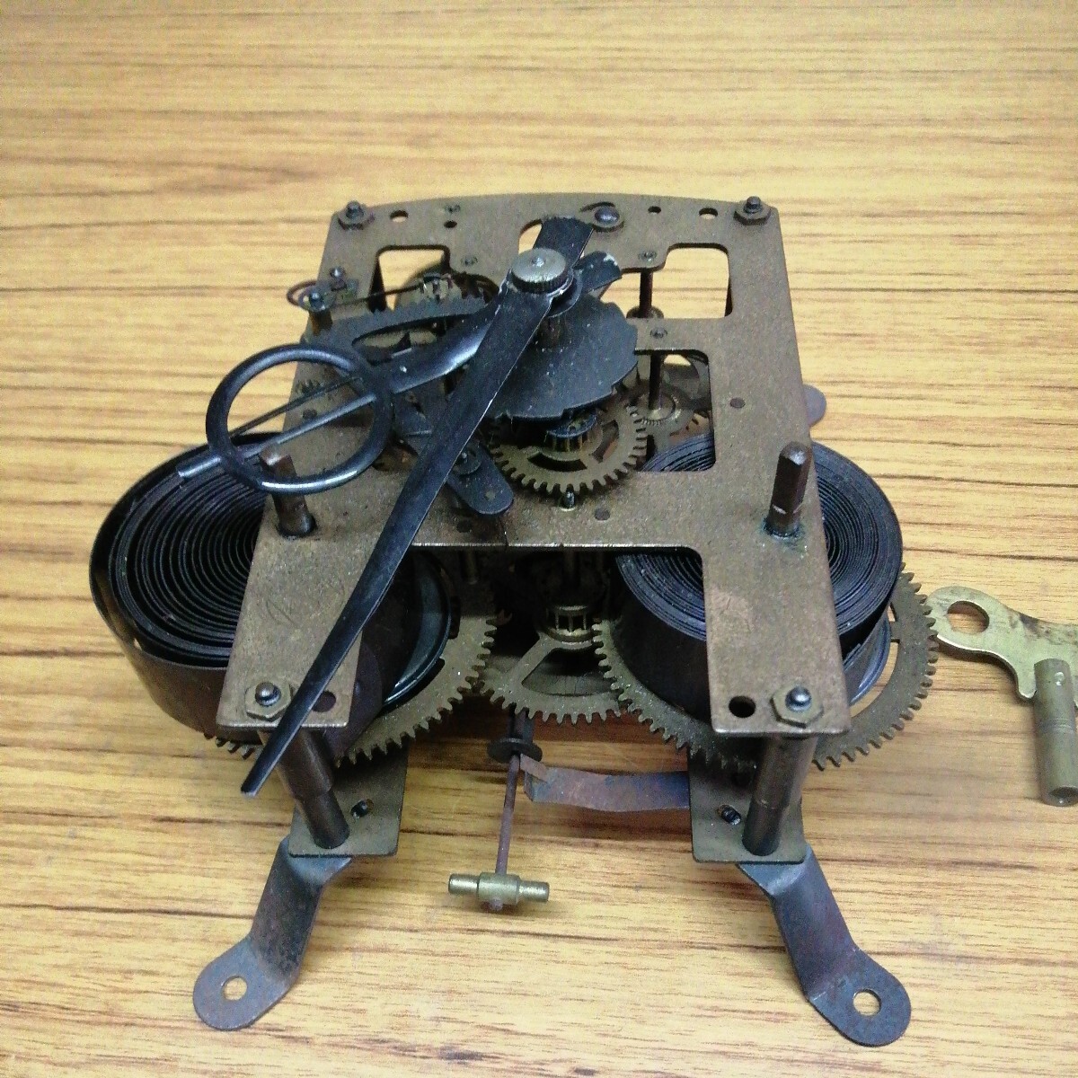 ゼンマイ 時計 振り子 歯車 アンティーク 機械 手巻き 真鍮 昔の時計の画像2