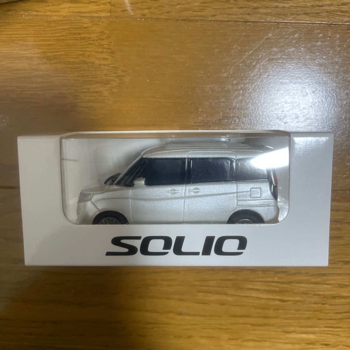 スズキ　特注　プルバックカー SUZUKI スズキ ソリオ SOLIO ピュアホワイトパール 白 ホワイト カラーサンプル　ミニカー_画像1