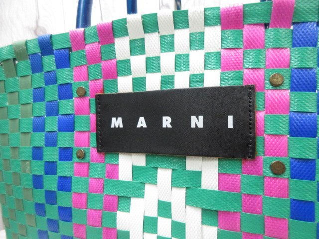 極美品 MARNI マルニ かごバッグ トートバッグ バッグ PVC×レザー 緑×マルチカラー A4収納可 70083の画像9