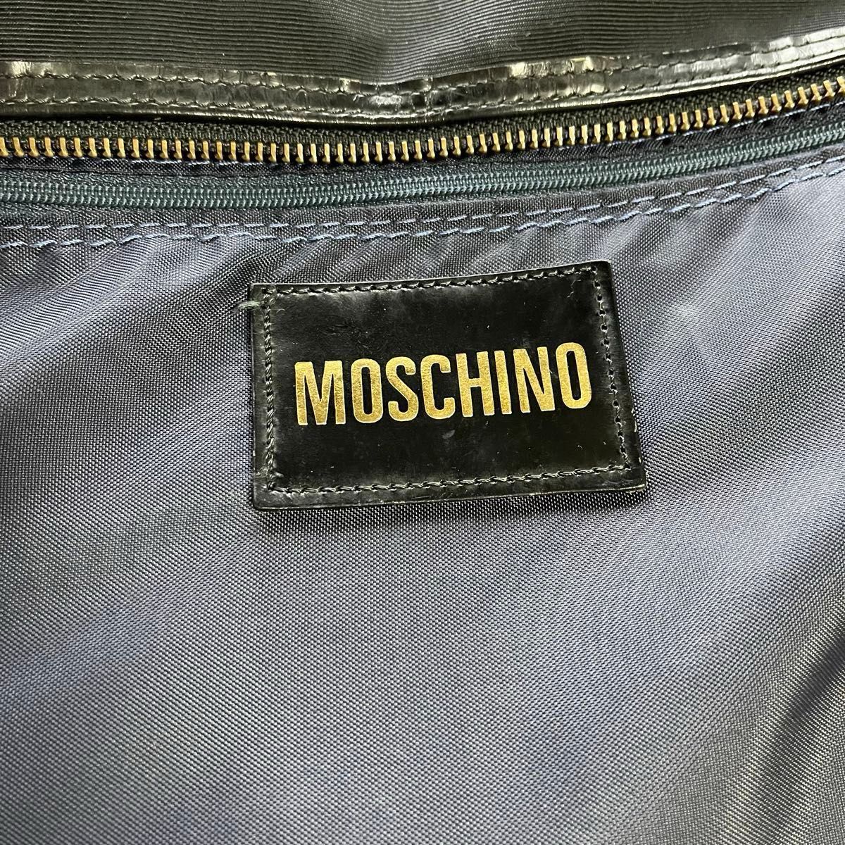 MOSCHINO ボストンバッグ 2way 旅行用 大きめ ブラック ショルダー ブランド 高級 オシャレ 金ロゴ モスキーノ